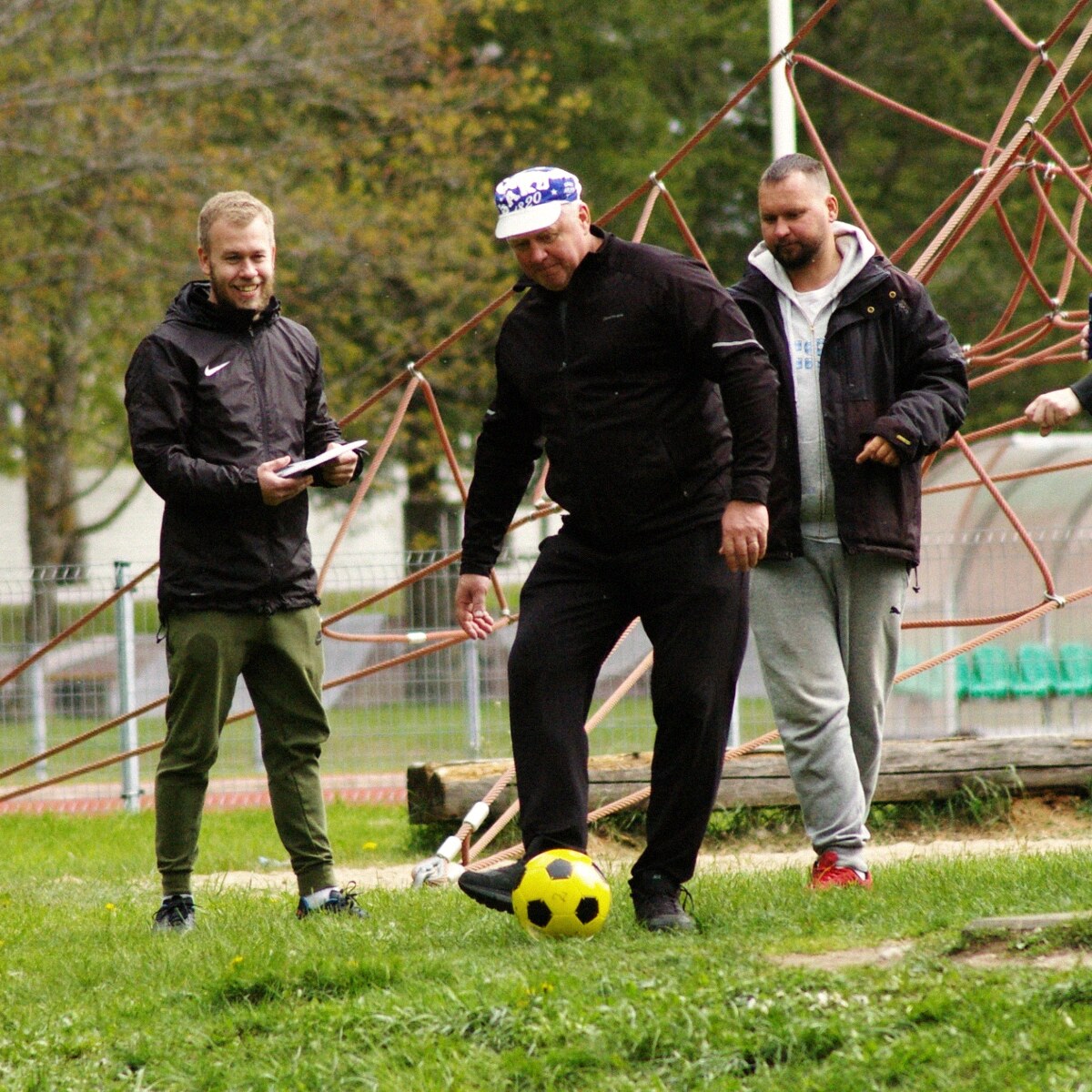 Hoovigolfi löök — sõbrad vaatavad ja naeravad