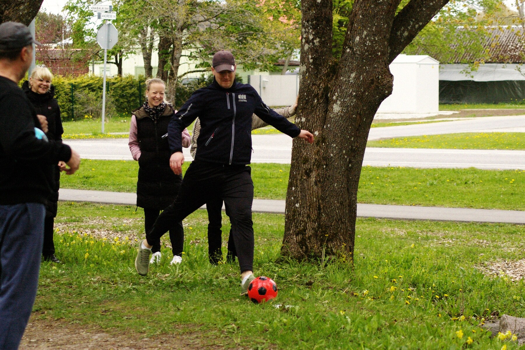 Hoovigolfi löök puu kõrval — naer ja kohalolu